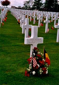 Headstone (John E. HUGUS, Jr. 1st Lt., ASN O-442281, 634th TD Bn, Penna., USA, died Jan. 19, 1945)